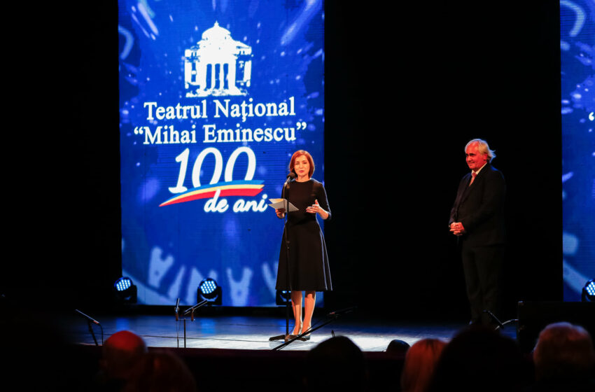  Maia Sandu a premiat mai mulți actori al teatrului „Mihai Eminescu”