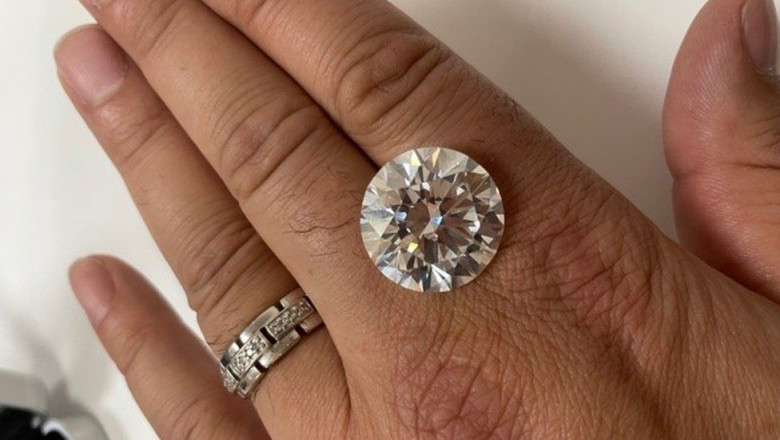  O femeie a aflat că piatra pe care a vrut să o arunce la gunoi este, de fapt, un diamant de 2,4 milioane de euro