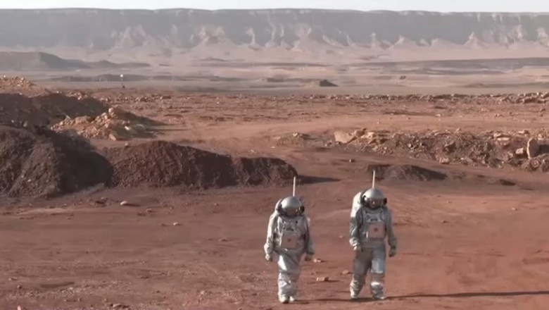  (VIDEO) Într-un crater din Israel, șase oameni trăiesc ca și când ar fi pe Marte