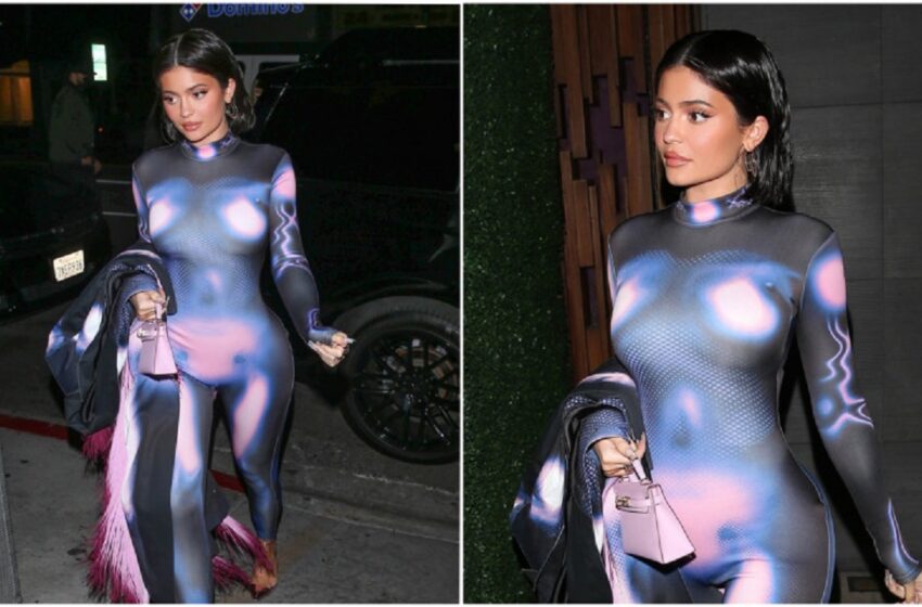  (foto) Kylie Jenner, apariție electrizantă într-un body cu imprimeu galactic. Doar geanta purtată valorează peste 9.000 de dolari