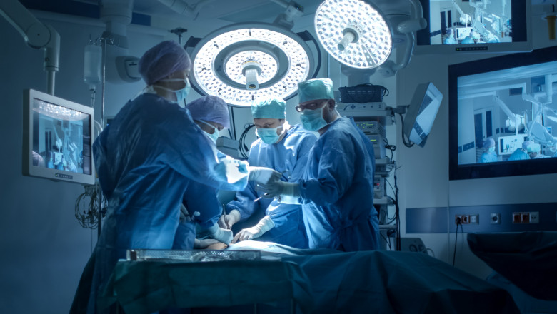  Chirurgii din SUA au transplantat pentru prima dată un rinichi de porc la un om, iar organul nu a fost respins