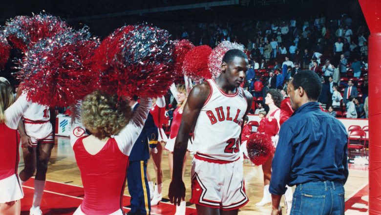  (FOTO) O pereche de bascheți purtați de Michael Jordan în primul său sezon din NBA a fost vândută cu aproape 1,5 milioane de dolari