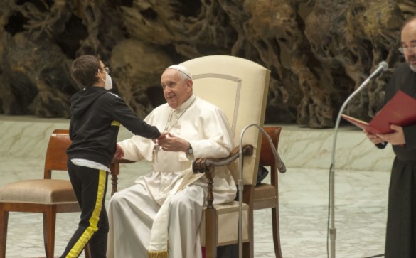  Un băieţel a întrerupt audienţa Papei Francisc pentru a-i cere boneta: „Îi mulţumesc pentru lecţia pe care ne-a oferit-o tuturor”