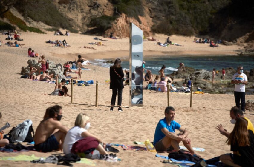  (foto) Reapar monoliții. Un nou obiect misterios a fost găsit pe o plajă în Spania