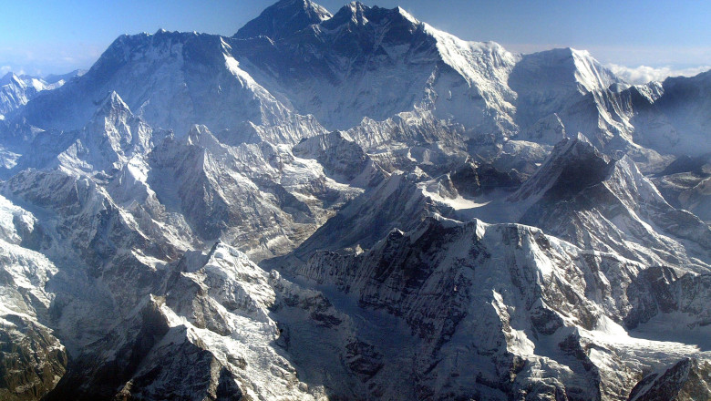  Doi alpiniști au murit pe Everest din cauza epuizării