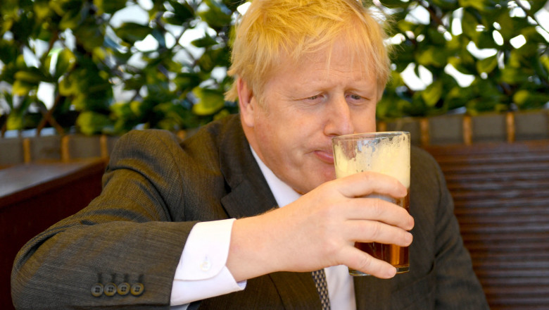  Boris Johnson a sărbătorit relaxarea restricțiilor cu o bere într-un pub din Wolverhampton