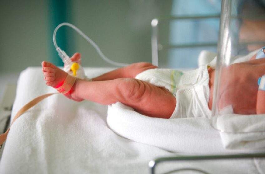  O femeie bolnavă de Covid-19, intubată de o lună, a dat naștere unui copil
