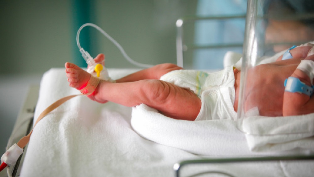 O femeie bolnavă de Covid-19, intubată de o lună, a dat naștere unui copil