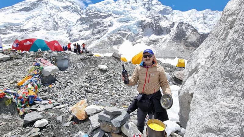  (foto) Mămăliga moldovenească a ajuns la poalele Everestului: Ceaunul, făina și brânza de oi sunt „autentice și cărate pe gheb” de participanții expediției