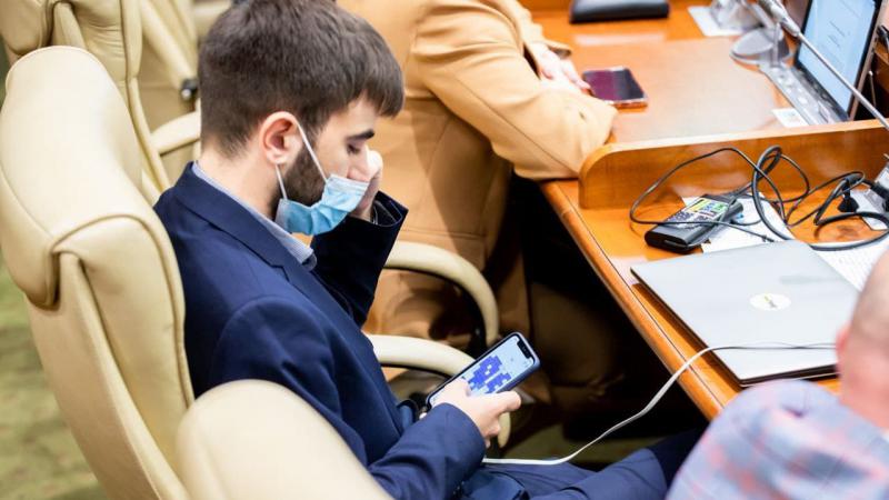  Cel mai tânăr deputat PAS Eugeniu Sinchevici, surprins cum se joacă în telefon, la ședința urgentă a Parlamentului