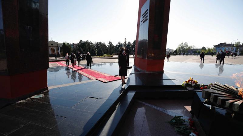  Președinta țării a depus flori la Complexul Memorial „Eternitate”: Sacrificiul lor nu poate fi uitat