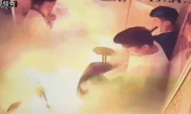 (video) O bicicletă electrică a explodat într-un lift, în China: Cinci oameni au fost răniți, printre care și un bebeluș