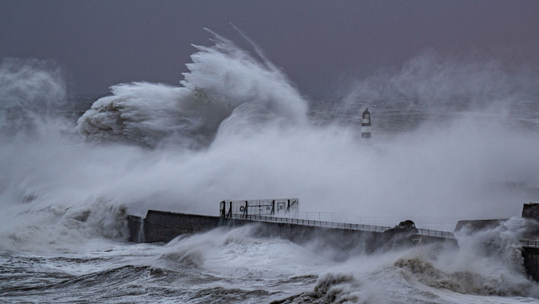  Vântul bate cu 160 de km pe oră în Marea Britanie, oamenii au fost sfătuiți să stea în casă. Meteorologi: Condițiile sunt „terifiante”