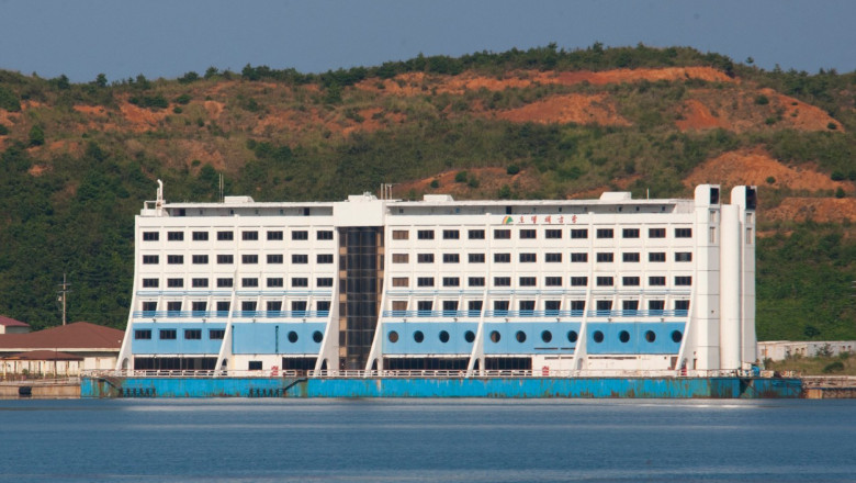  Primul hotel plutitor din lume, inaugurat în Australia în urmă cu 33 de ani, ruginește astăzi într-un port din Coreea de Nord