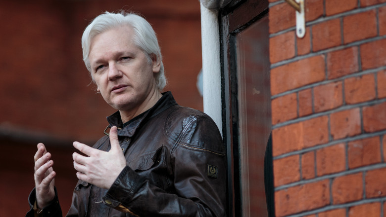  Julian Assange și logodnica sa îl dau în judecată pe ministrul britanic de externe pentru că nu-i lasă să se căsătorească în închisoare