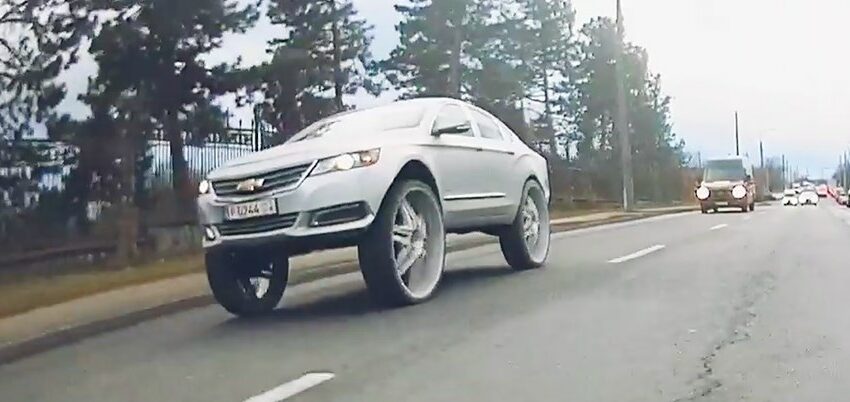  (VIDEO) Un Chevrolet Impala cu roţi imense, surprins defilând pe străzile Chişinăului