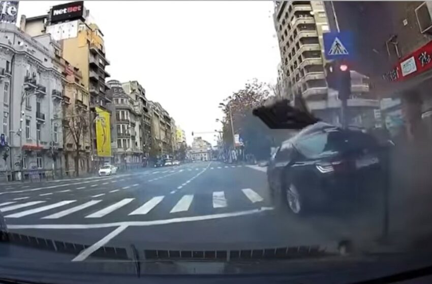  (video) BMW-ul ce s-a transformat într-un colac, când s-a izbit de un semafor: Șoferul a vrut să scape de poliție