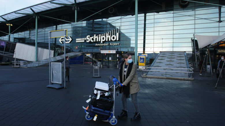  Au fugit din carantină: Un cuplu, arestat pe aeroportul din Amsterdam