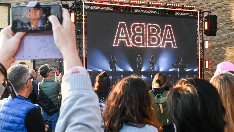  Fanii ABBA au stat la cozi pentru a cumpăra primul album al grupului suedez, din ultimii 40 de ani