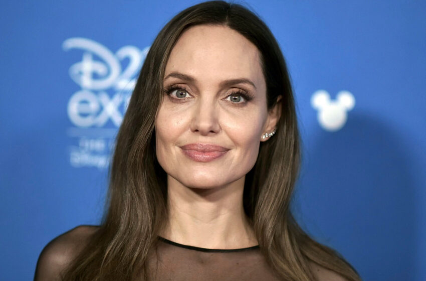  Angelina Jolie, în ipostaze ciudate, înainte de a fi vedetă: Fotografiile nemaivăzute pe care le-a făcut la 19 ani
