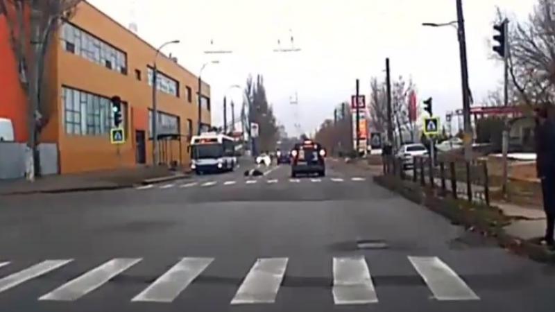  (VIDEO) A trecut strada la roșu și a zburat peste capota unei mașini: O tânără, spitalizată