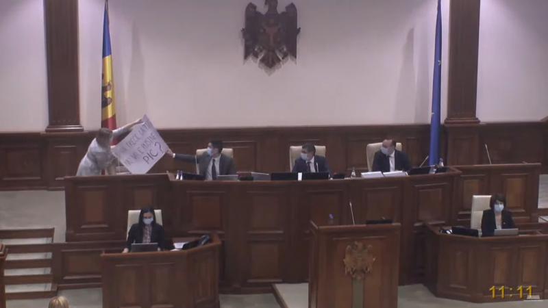  (VIDEO) „Țara trece la tizic, nu vă e rușine-un pic?” Mihai Popșoi a primit o pancartă, „pe care a pierdut-o după protestele din 2018 față de tarifele la gaze”