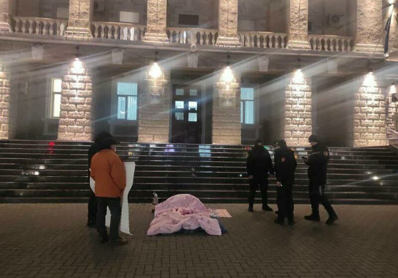  Și-a adus patul în fața MAI și s-a culcat, în semn de protest: Bărbatul a cerut audiență la ministra Revenco