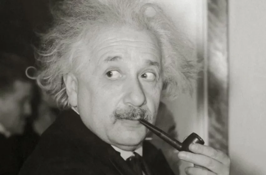  Un manuscris al lui Albert Einstein despre teoria relativităţii, vândut la licitaţie cu o sumă record