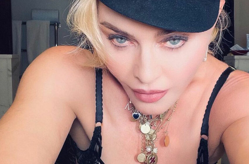  (FOTO) Madonna, criticată dur după ce a recreat scena morții lui Marilyn Monroe într-un pictorial