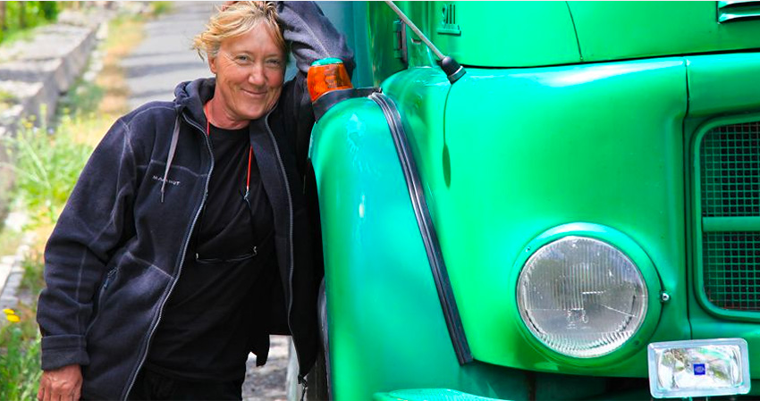  Femeia de peste 60 de ani, care îşi conduce camionul Mercedes şi motocicleta sa peste tot în jurul lumii