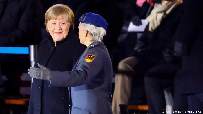  (FOTO) Armata și-a luat rămas bun de la Angela Merkel. Mesajul transmis de cea care a fost mai puternică femeie în Europa timp de 16 ani