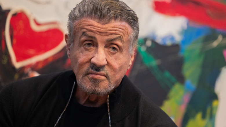  (VIDEO) Sylvester Stallone, pasionat de pictură. „Rambo” a expus 53 de lucrări în Germania