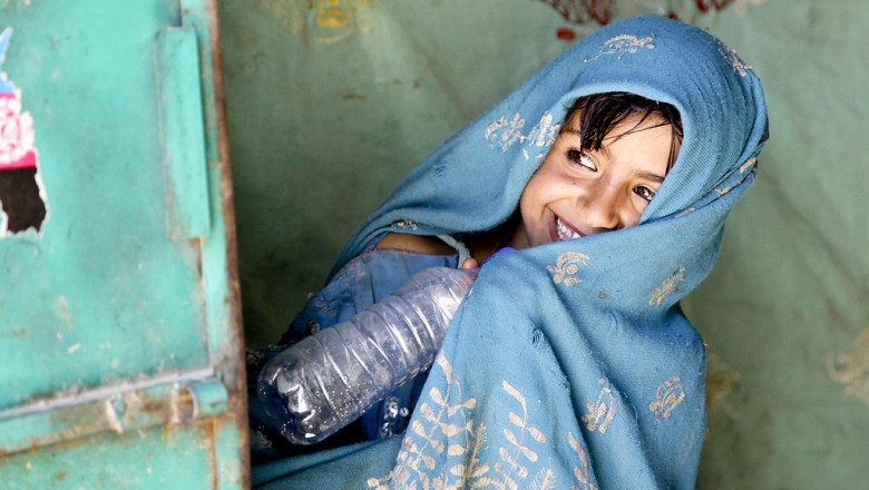  Vândută din cauza foametei. O fată de 9 ani din Afganistan a fost salvată de la o căsătorie forțată cu un bărbat de 6 ori mai bătrân