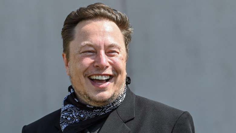  Elon Musk „se gândeşte” să renunțe la job-uri şi să devină influencer cu normă întreagă