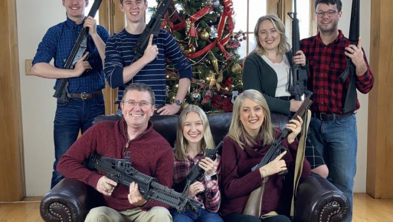  Fotografia de Crăciun a unui congresmen american stârnește indignare: În fața bradului, cu toți membrii familiei având arme în mâini