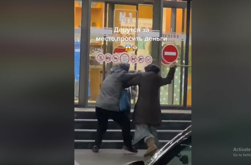  (video) Bătaie cu pumnii și bastoanele în fața unui market. Două cerșetoare nu au putut împărți locul