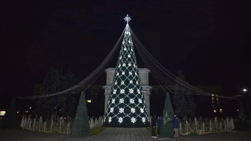  (video)  Feerie pe străzile Chișinăului: Bradul de Crăciun a fost inaugurat