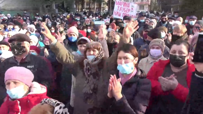  VIDEO La protest ca la concert! Susținătorii Marinei Tauber au încins o horă în fața instanței: Vom face din Bălți un Paris