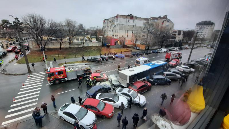  (video) Accident tragic în capitală. Un autobuz fără șofer a distrus tot ce a găsit în cale: Mai multe persoane rănite și mașini făcute zob
