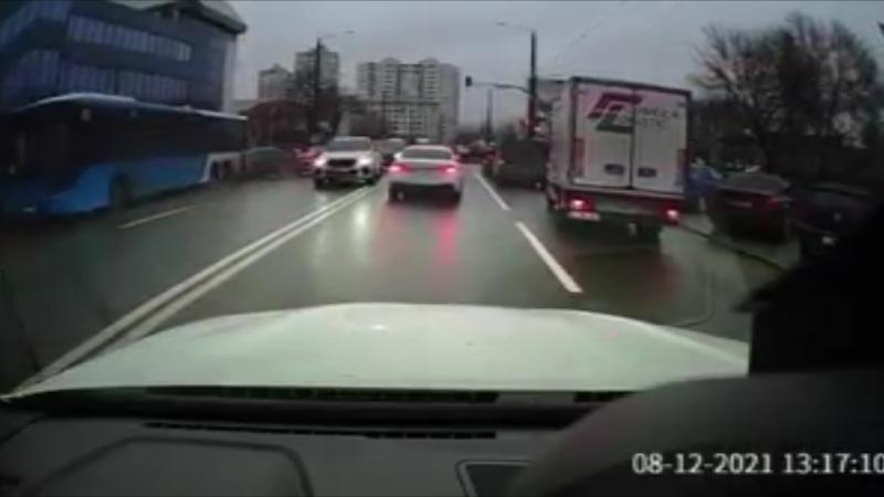  (video) A spulberat tot în cale! Noi detalii de la accidentul teribil: Autobuzul, fără șofer a mers cu spatele 300 metri, cărând cu el 15 mașini