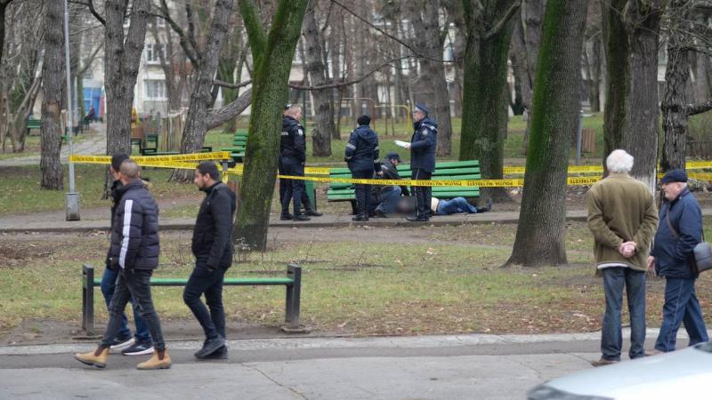  (FOTO) Un bărbat a murit pe bancă, într-un parc din Chișinău: Cadavrul, observat de trecători