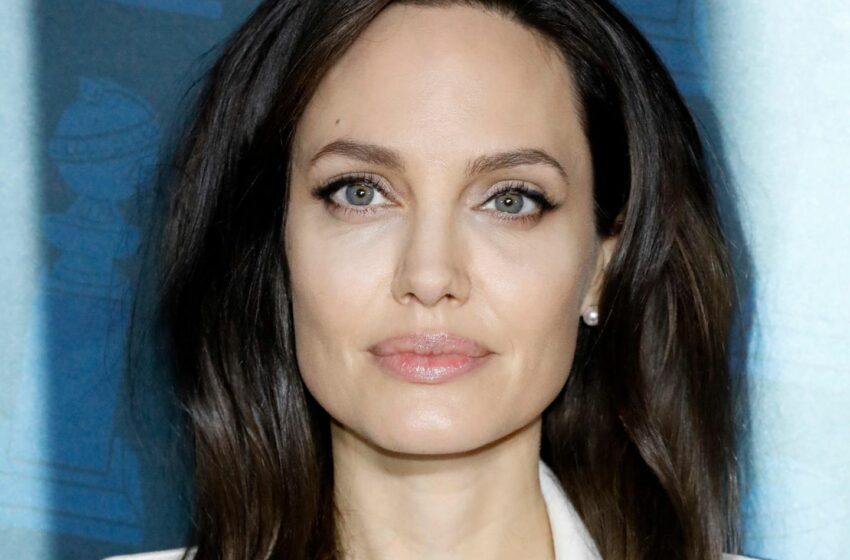 (FOTO) 10 coafuri pe care le-a avut Angelina Jolie de-a lungul carierei sale