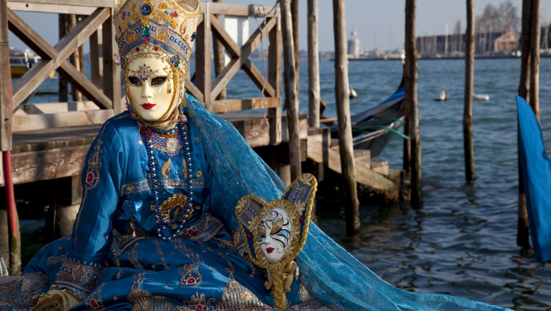  A pozat topless pe un memorial dedicat victimelor de război: Turista a fost obligată să părăsească Veneția