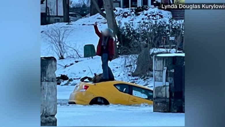  O şoferiţă, care a căzut cu maşina într-un râu înghețat, s-a urcat pe capotă pentru un selfie