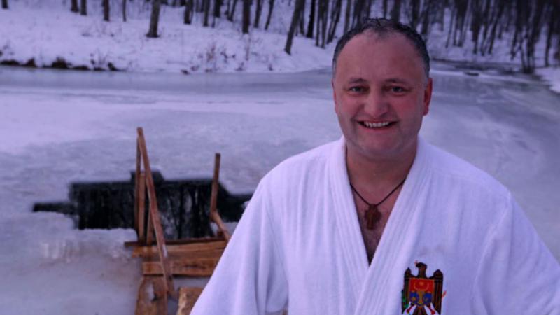 (video) Tradiția e tradiție și fără halat: Igor Dodon s-a scufundat în apa rece, de Bobotează