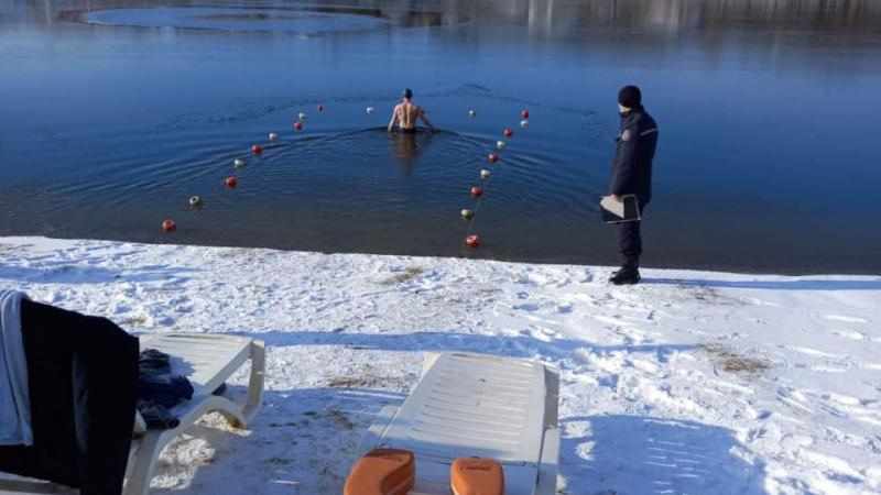  (foto) Tradiții de Bobotează: Moldovenii s-au scăldat în apa rece ca gheața