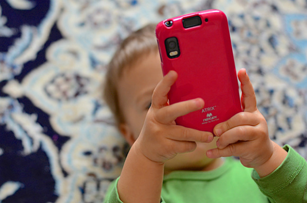  Un copil de 2 ani a comandat mobilă de 1700 de dolari de pe telefonul mamei. Reacţia părinţilor când au aflat de grozăvia micuţului