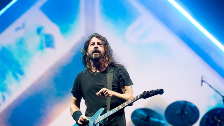  Dave Grohl, liderul trupei Foo Fighters, spune că și-a pierdut auzul de mult timp: „Citesc pe buze de 20 de ani”
