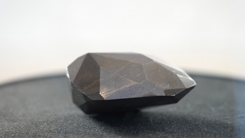 Diamantul negru „Enigma”, vechi de 1 miliard de ani și care ar putea proveni din spațiu, este scos la vânzare