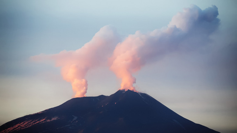 Erupție a vulcanului Etna. Aeroportul din Catania a fost închis din cauza norului de fum şi cenuşă